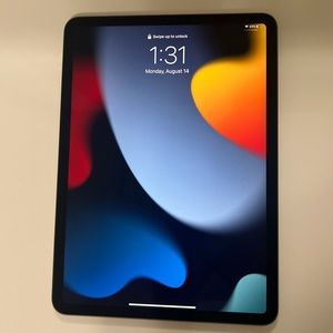 Apple iPad Pro 11inch 128GB 3rd Generation + Pencil + Case + charger BUNDLE DEAL